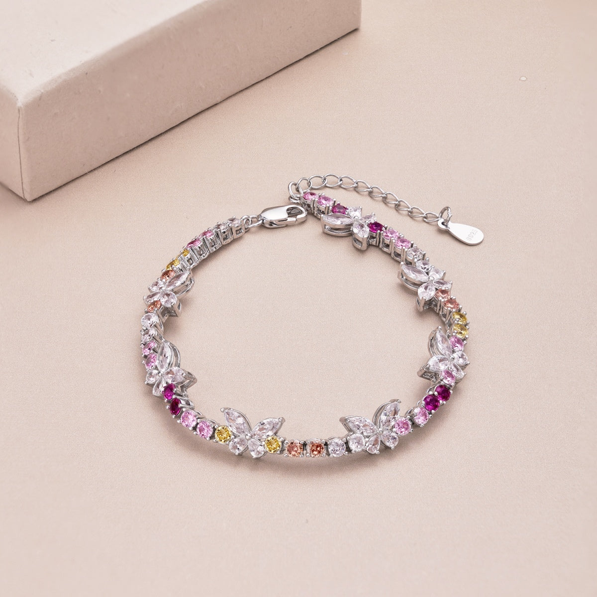 [AURORA]華やかなカラフルなバタフライシェイプのラウンドカットデイリーブレスレット