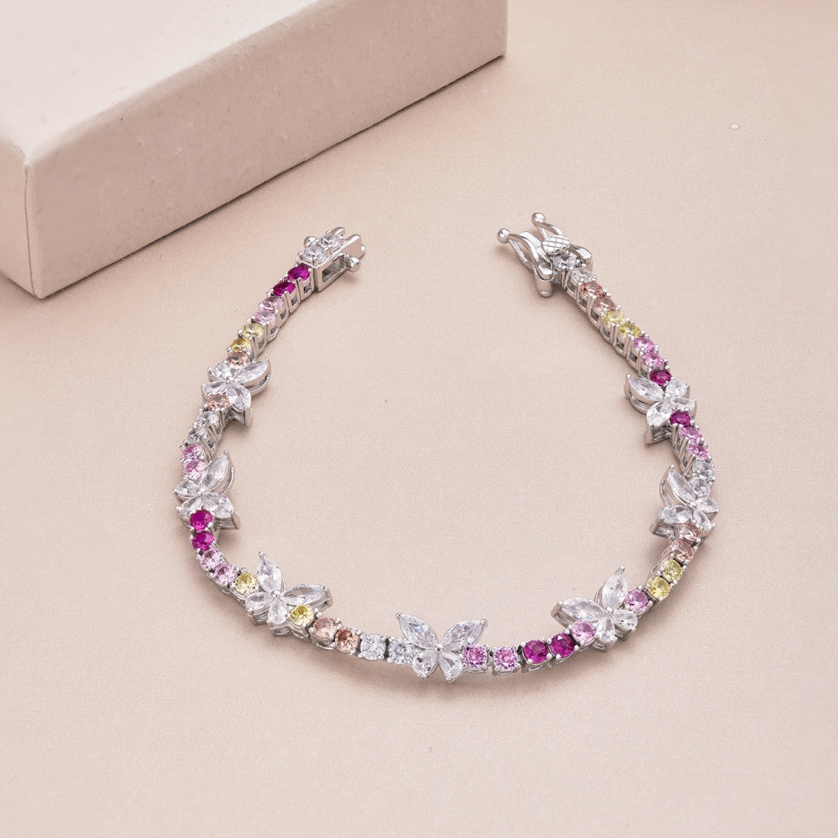 [AURORA]華やかなカラフルなバタフライシェイプのラウンドカットデイリーブレスレット