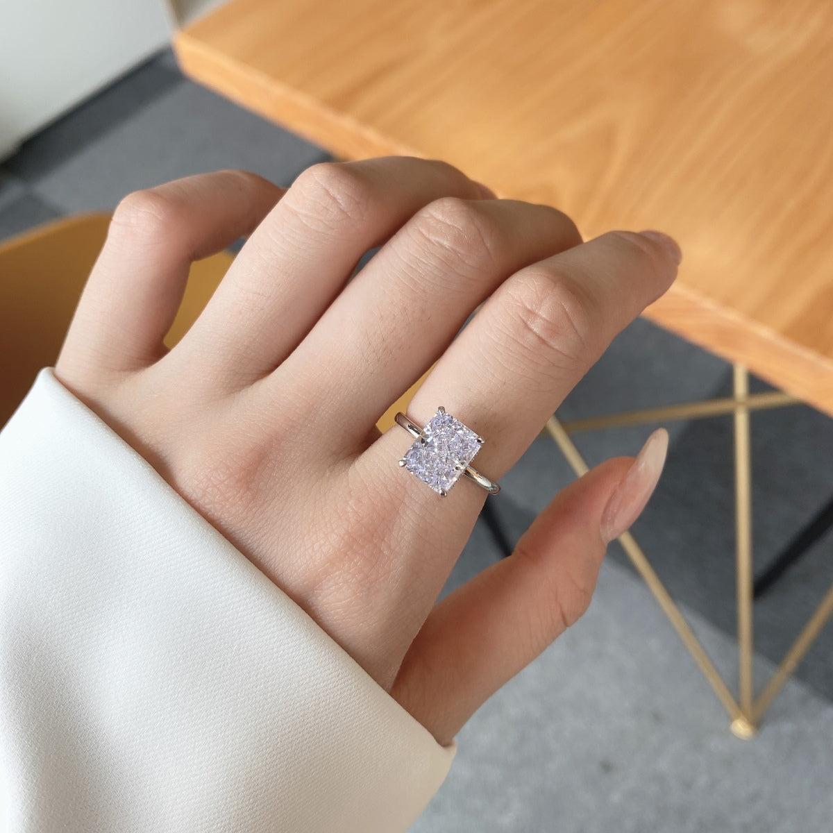[AURORA]4.0カラットの華やかな魅惑的なラディアンドカットのバンケットリング