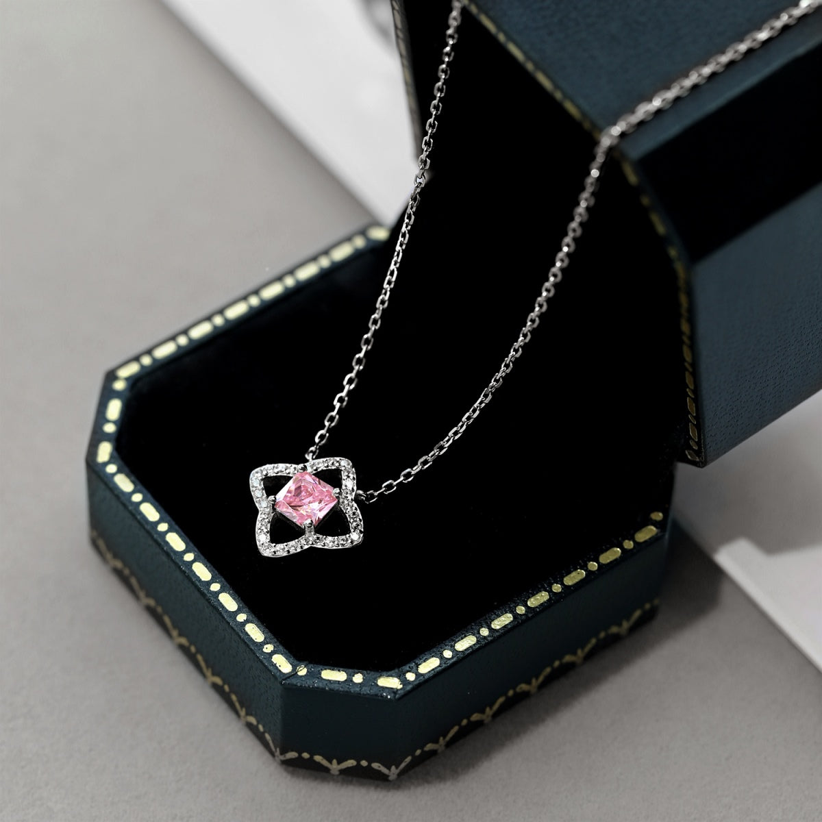 [AURORA]美しいフラワーシェイプのプリンセスカットネックレス