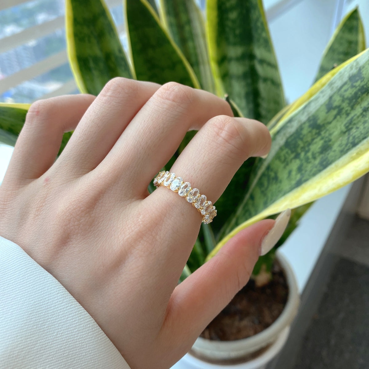[AURORA] Verzierter Tennisring mit ovalem Schliff