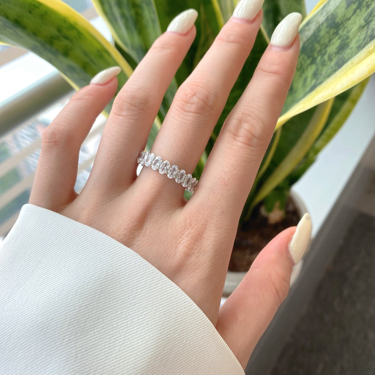 [AURORA] Verzierter Tennisring mit ovalem Schliff