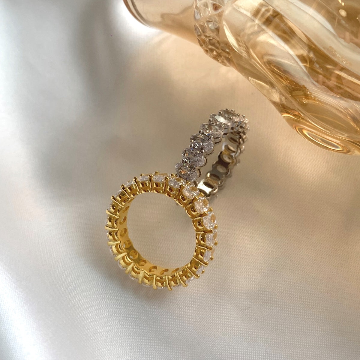 [AURORA] Verzierter Tennisring mit ovalem Schliff