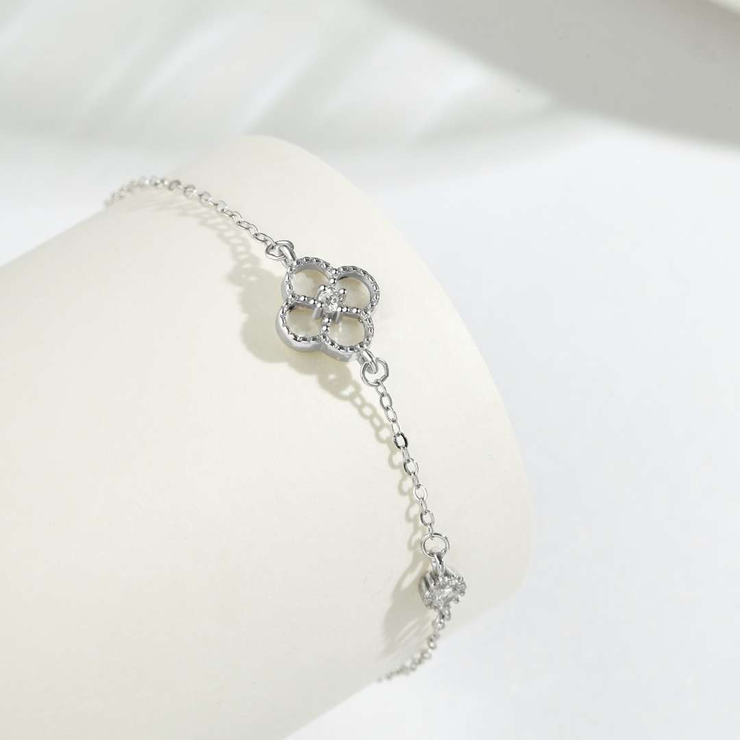 [Baslove]Delicate Four Leaf Clover Bracelet