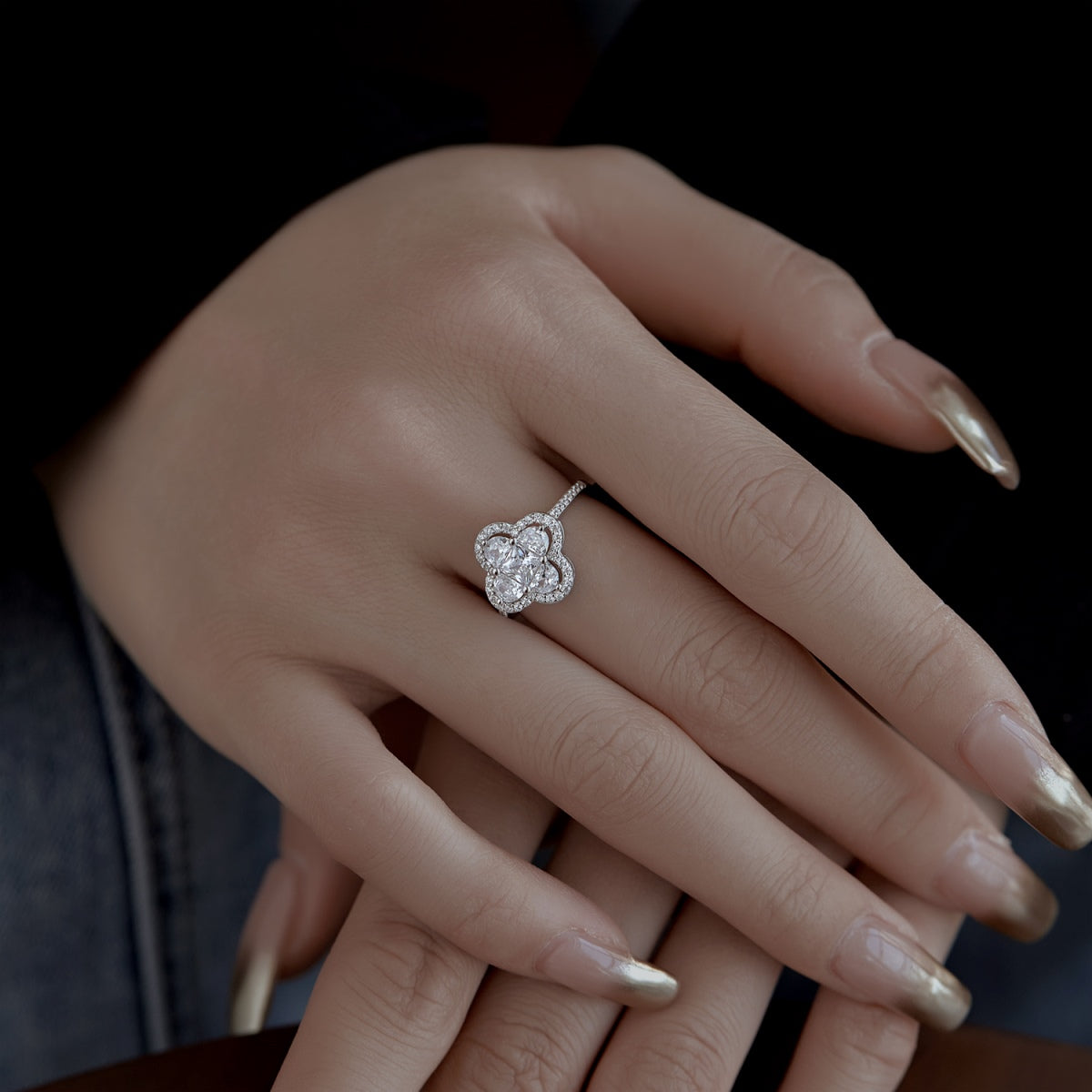 [Baslove]Luxurious Eternity Flower Shape Banquet Ring