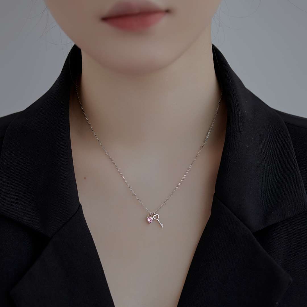 [AURORA]ユニークなハートシェイプキーペンダントネックレス
