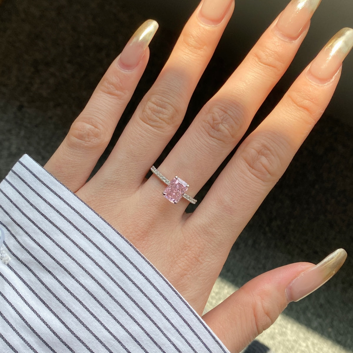 [AURORA]2.0カラットの眩い輝きのラディアントカットパーティーリング
