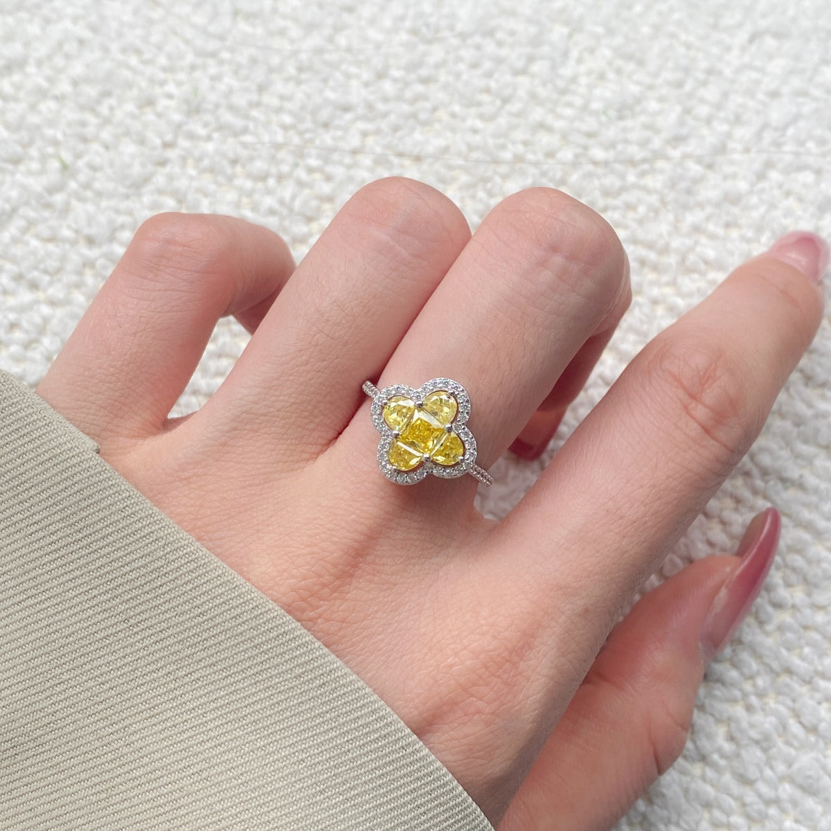 [AURORA]Luxurious Eternity Flower Shape Banquet Ring
