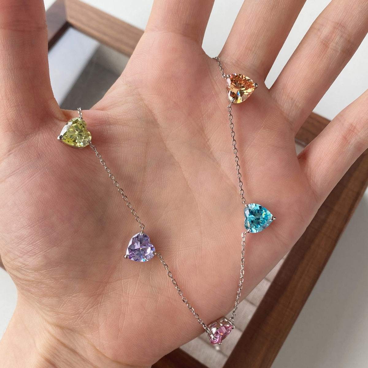 [AURORA]キラキラ輝くカラフルハートカットネックレス