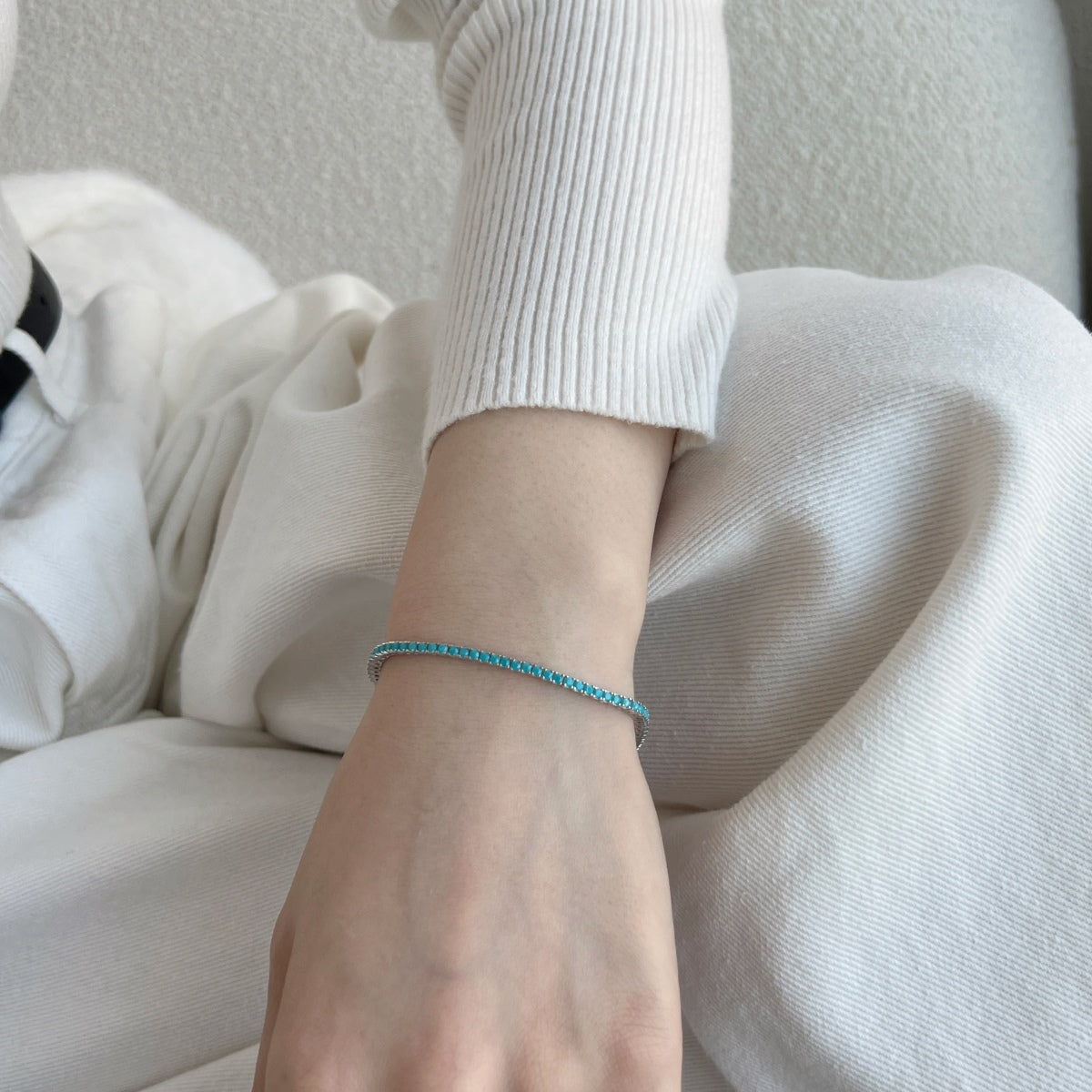 [AURORA] まばゆいばかりの美しいラウンドカットのデイリーブレスレット