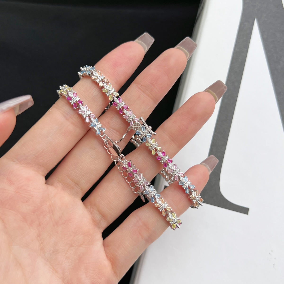 [AURORA]輝くカラフルなエメラルドカットのパーティーブレスレット