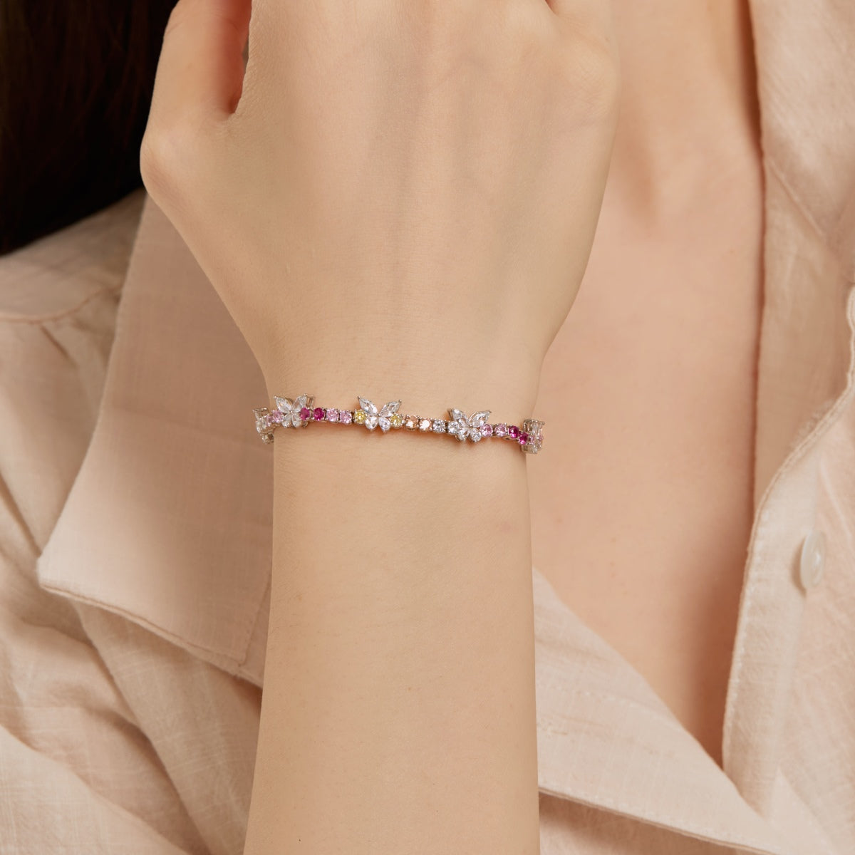 [AURORA]華やかなカラフルなバタフライシェイプのラウンドカットデイリーブレスレット
