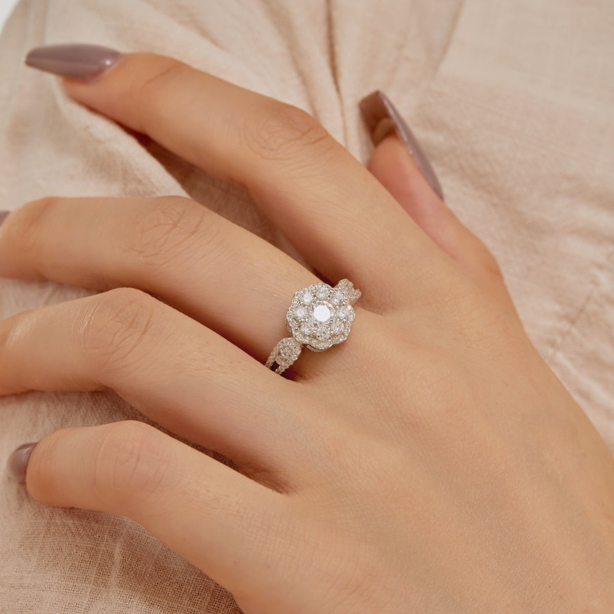 [AURORA]繊細でカラフルなラウンドカットフラワーシェイプの結婚指輪