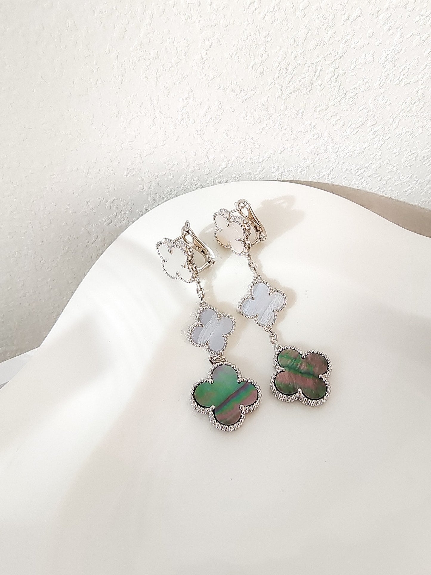 [Baslove]CLOVER 3 MOTIFS CHALCEDONY DARK MOP SILVER EARRINGS