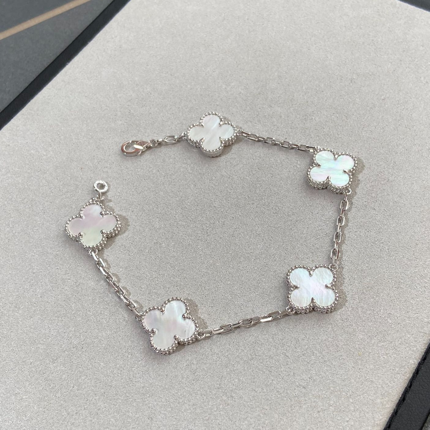 [AURORA]CLOVER WHITE PEARL MOP 5 MOTIF BRACELET COLLECTION
