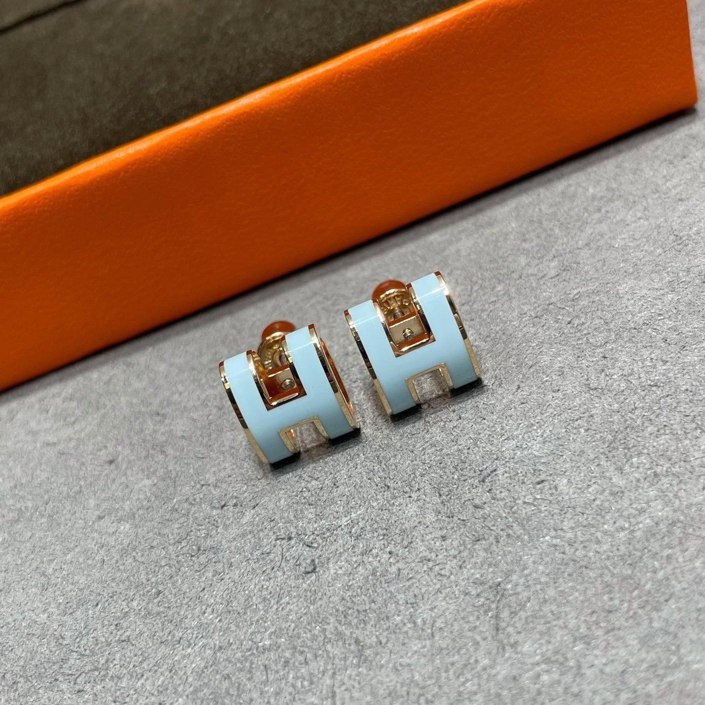 [Baslove]POP H SKY BLUE STUD EARRINGS