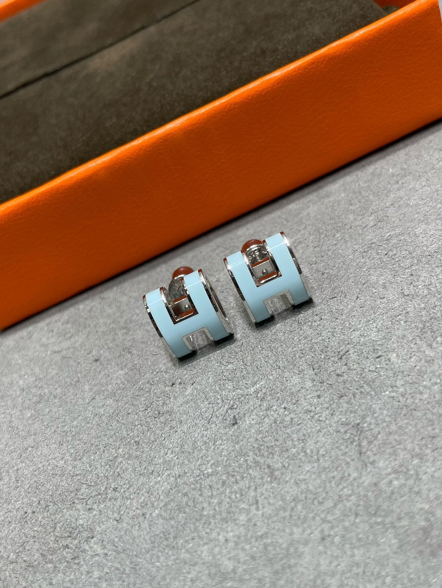 [Baslove]POP H SKY BLUE STUD EARRINGS