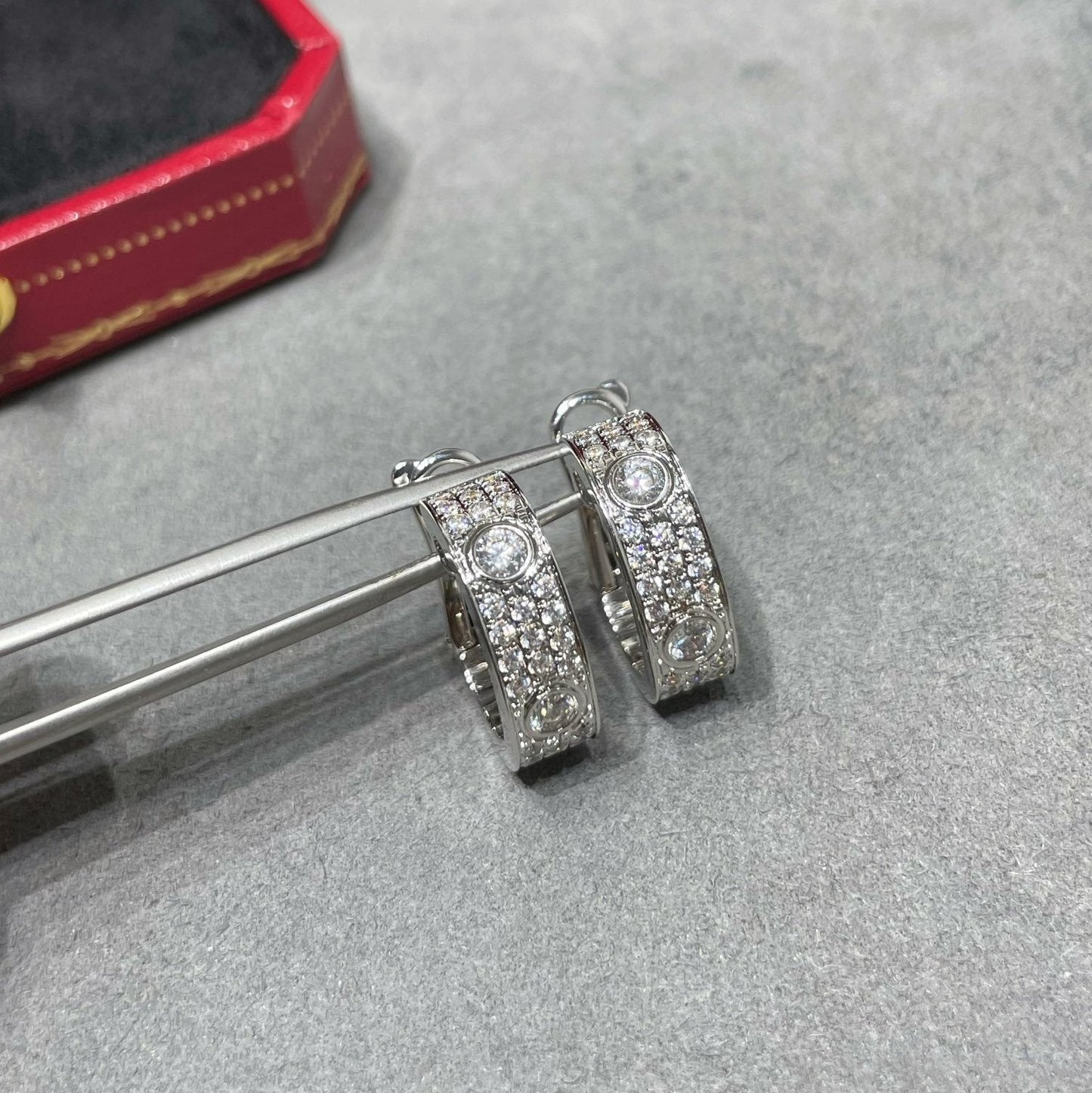 [AURORA]LOVE 5.5MM DIAMOND PAVED EARRINGS