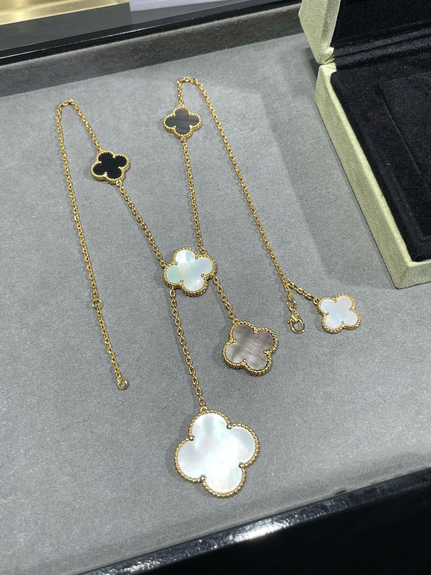 [Baslove]CLOVER 6 MOTIF MOP ONYX GOLD NECKLACE