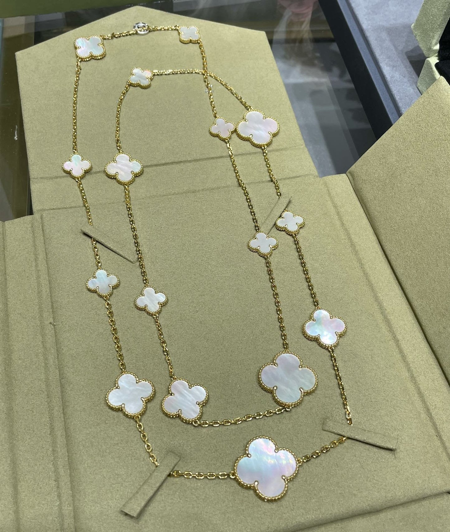 [Baslove]CLOVER 16 MOTIF WHITE MOP GOLD NECKLACE