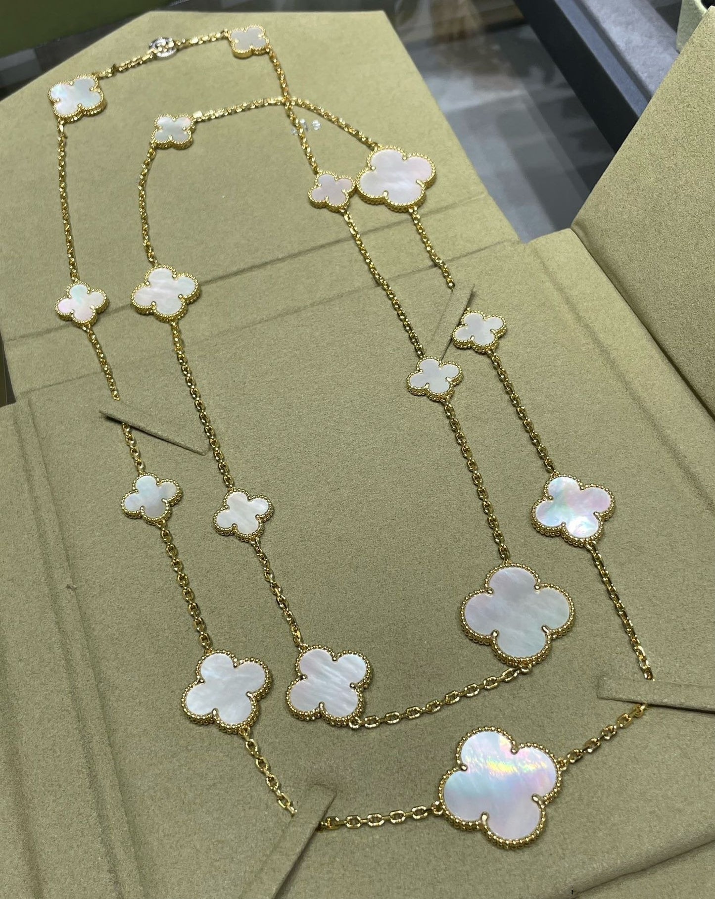 [Baslove]CLOVER 16 MOTIF WHITE MOP GOLD NECKLACE