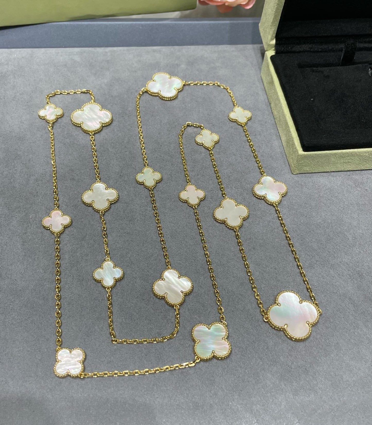 [Baslove]CLOVER 16 MOTIF WHITE MOP GOLD NECKLACE