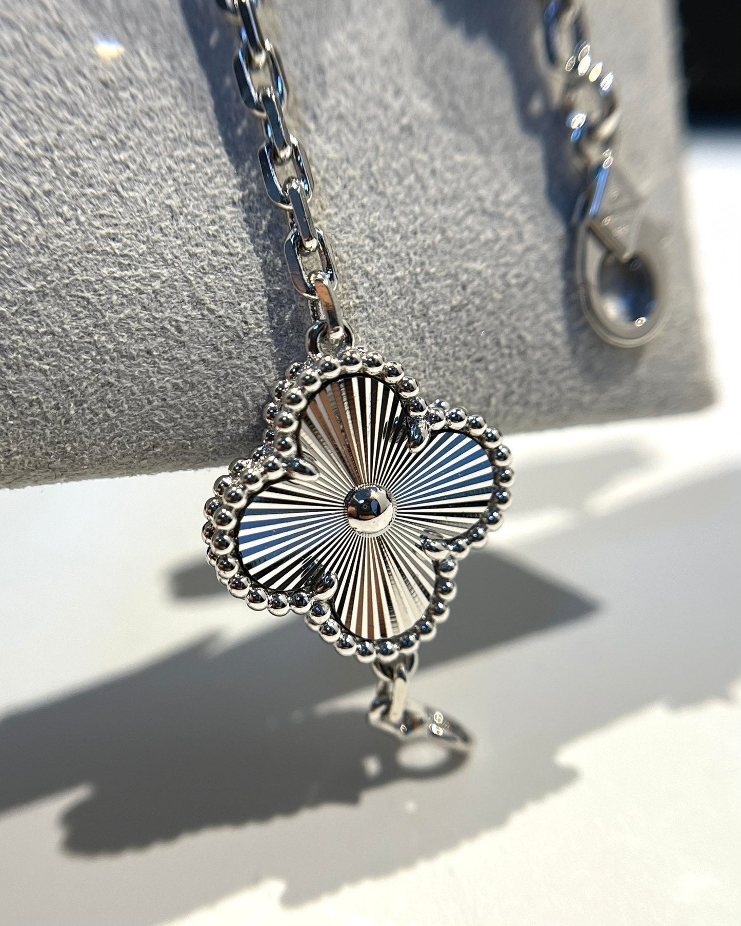 [AURORA] CLOVER 5 MOTIF LASER BRACELET COLLECTION