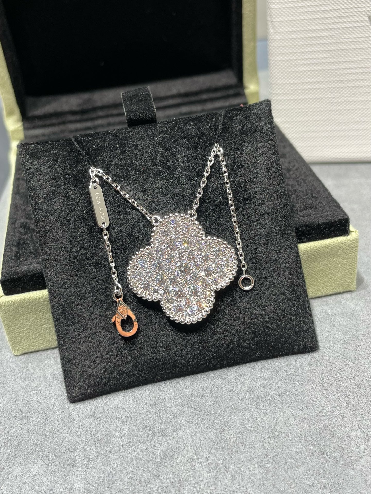 [Baslove]CLOVER 25MM LARGE PENDANT DIAMOND PAVED SILVER NECKLACE