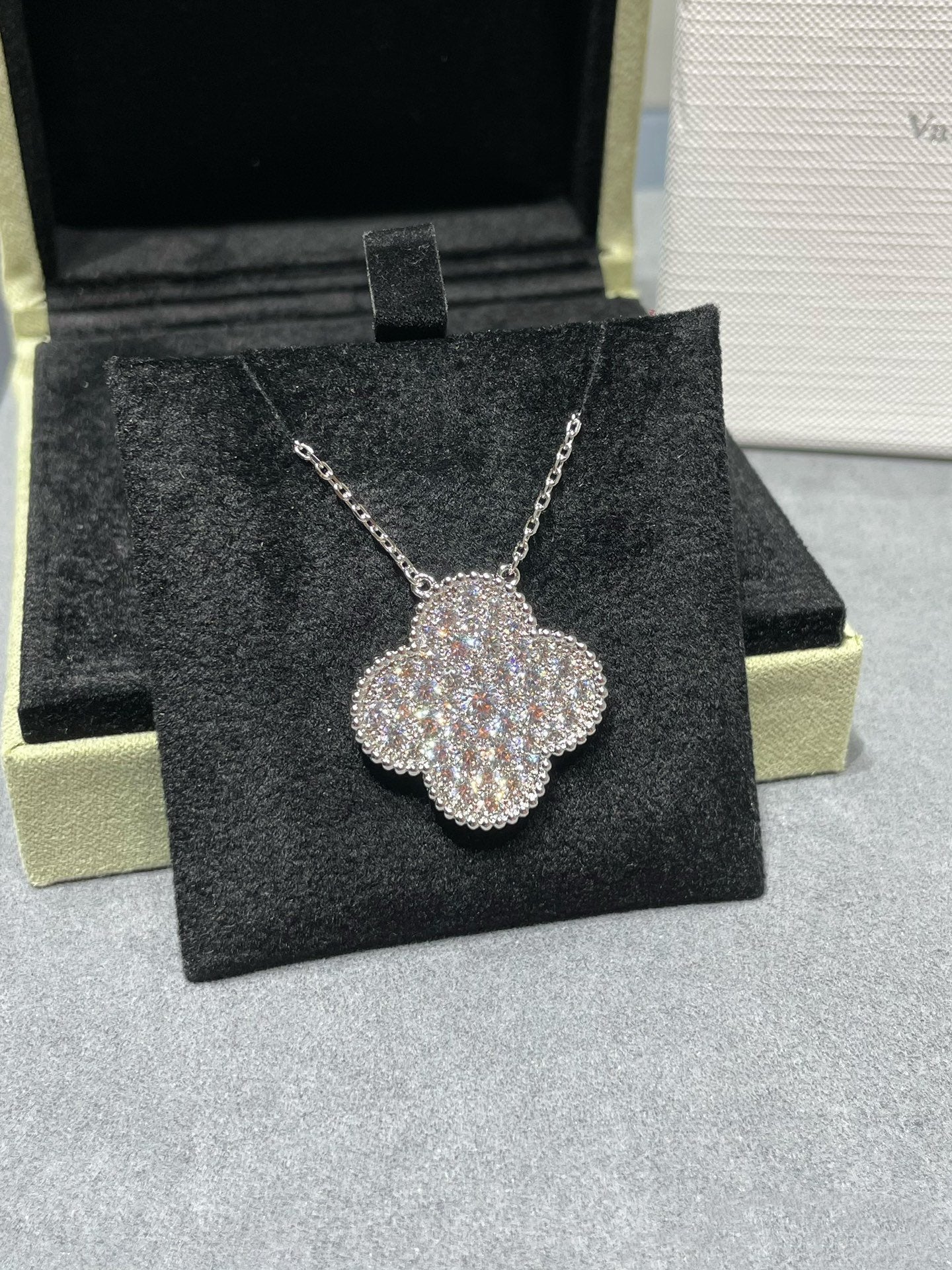 [Baslove]CLOVER 25MM LARGE PENDANT DIAMOND PAVED SILVER NECKLACE