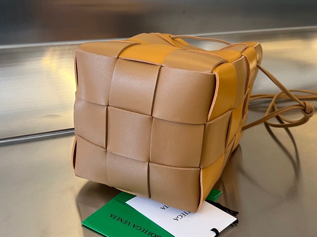 SMALL CASSETTE BUCKET 18 IN BROWN MIX ORANGE CALFSKIN