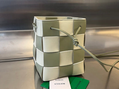SMALL CASSETTE BUCKET 18 IN XANADU MIX WHITE CALFSKIN