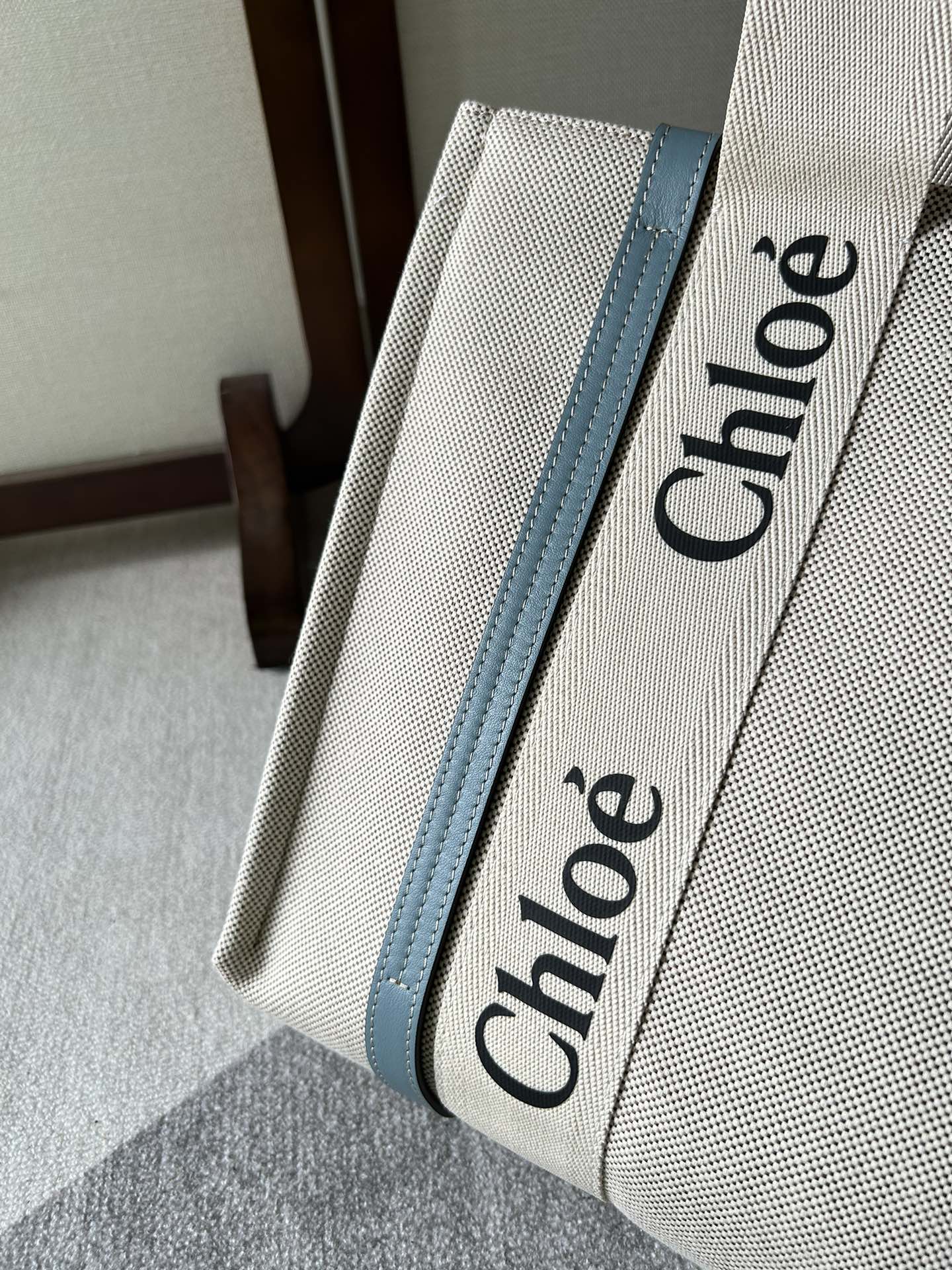 LAGRE WOODY TOTE BAG 45 IN BEIGE LINEN CANVAS BLACK WEBBING LOGO EMBROIDER BLUE CALFSKIN