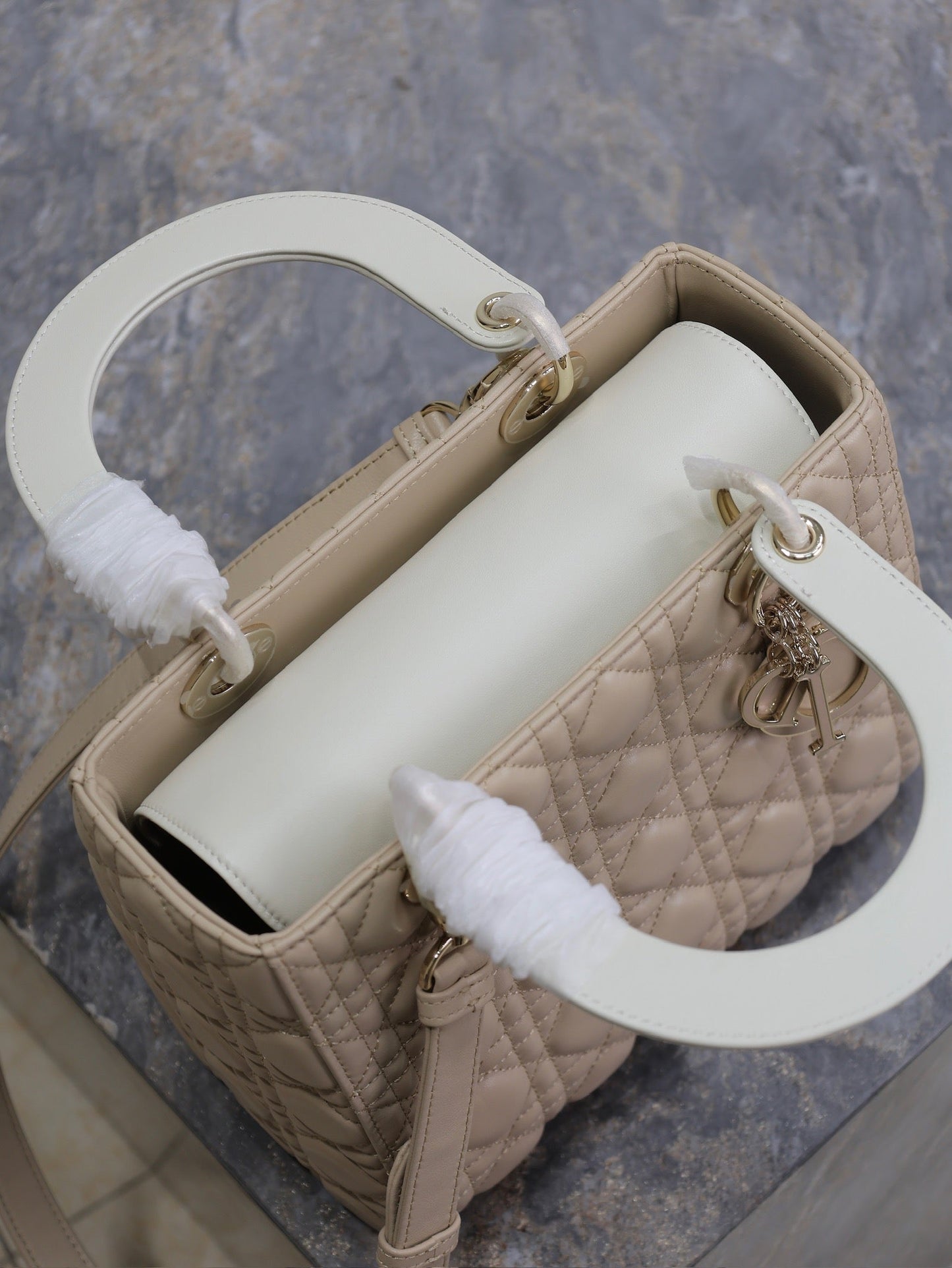 MEDIUM LADY BAG 24 IN POWDER BEIGE QUILTED MACROCANNAGE CALFSKIN METAL CHARM