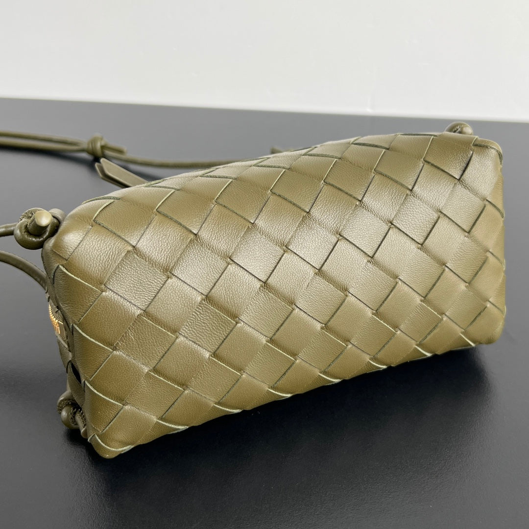 CONCERT POUCH 18 IN ARMY GREEN LAMBSKIN