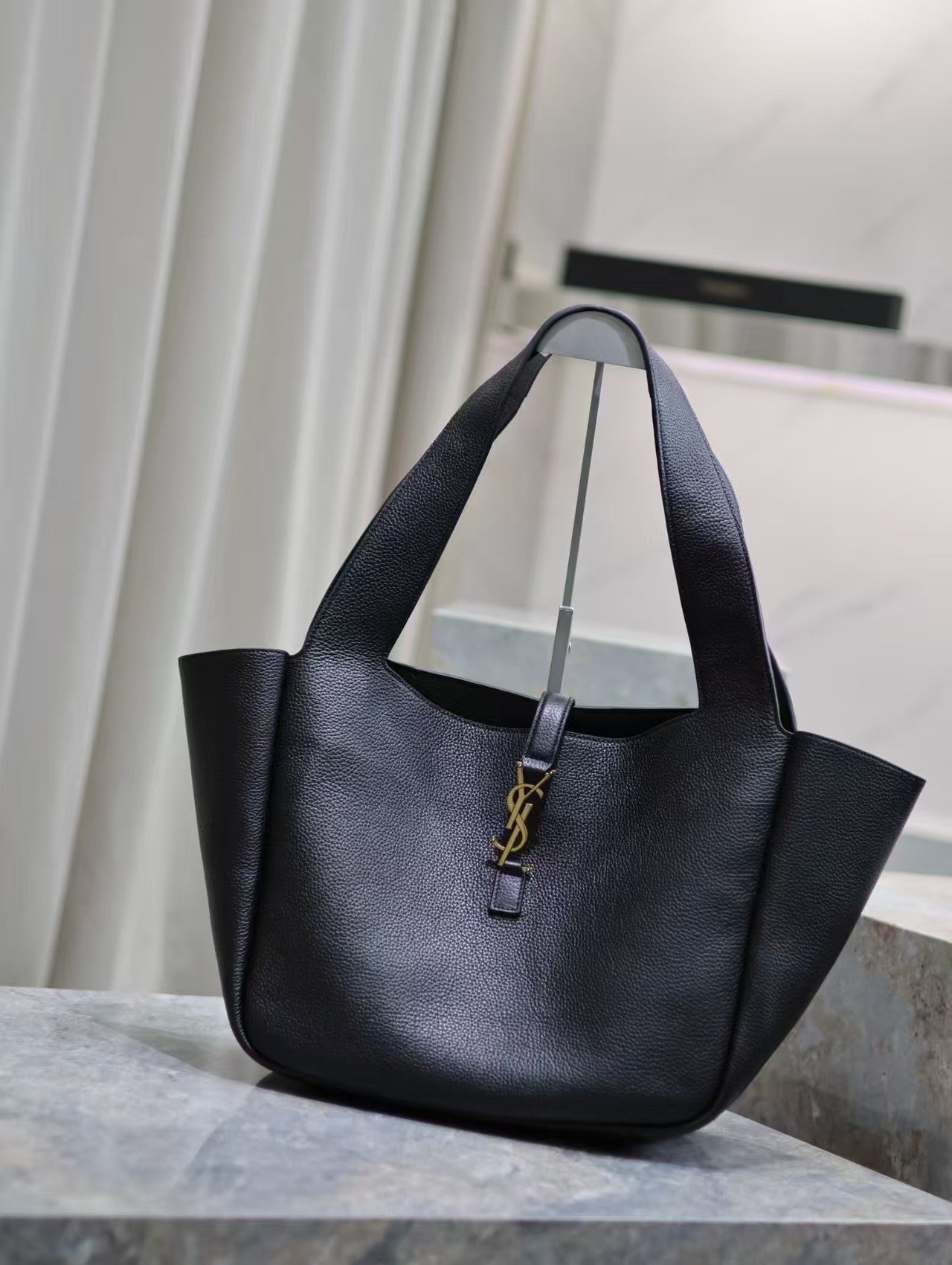 LE 5 À 7 BEA IN GRAINED LEATHER BLACK