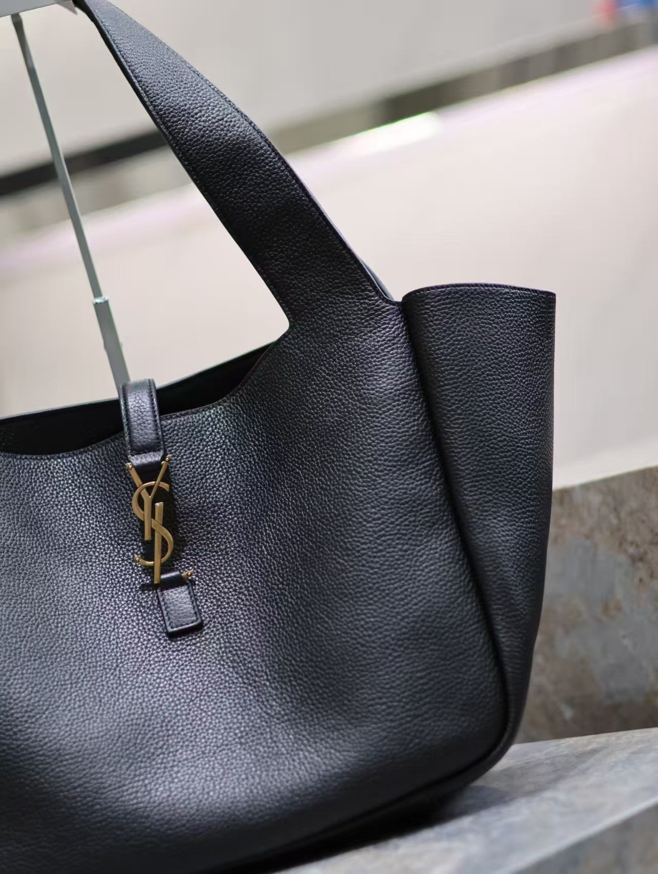 LE 5 À 7 BEA IN GRAINED LEATHER BLACK