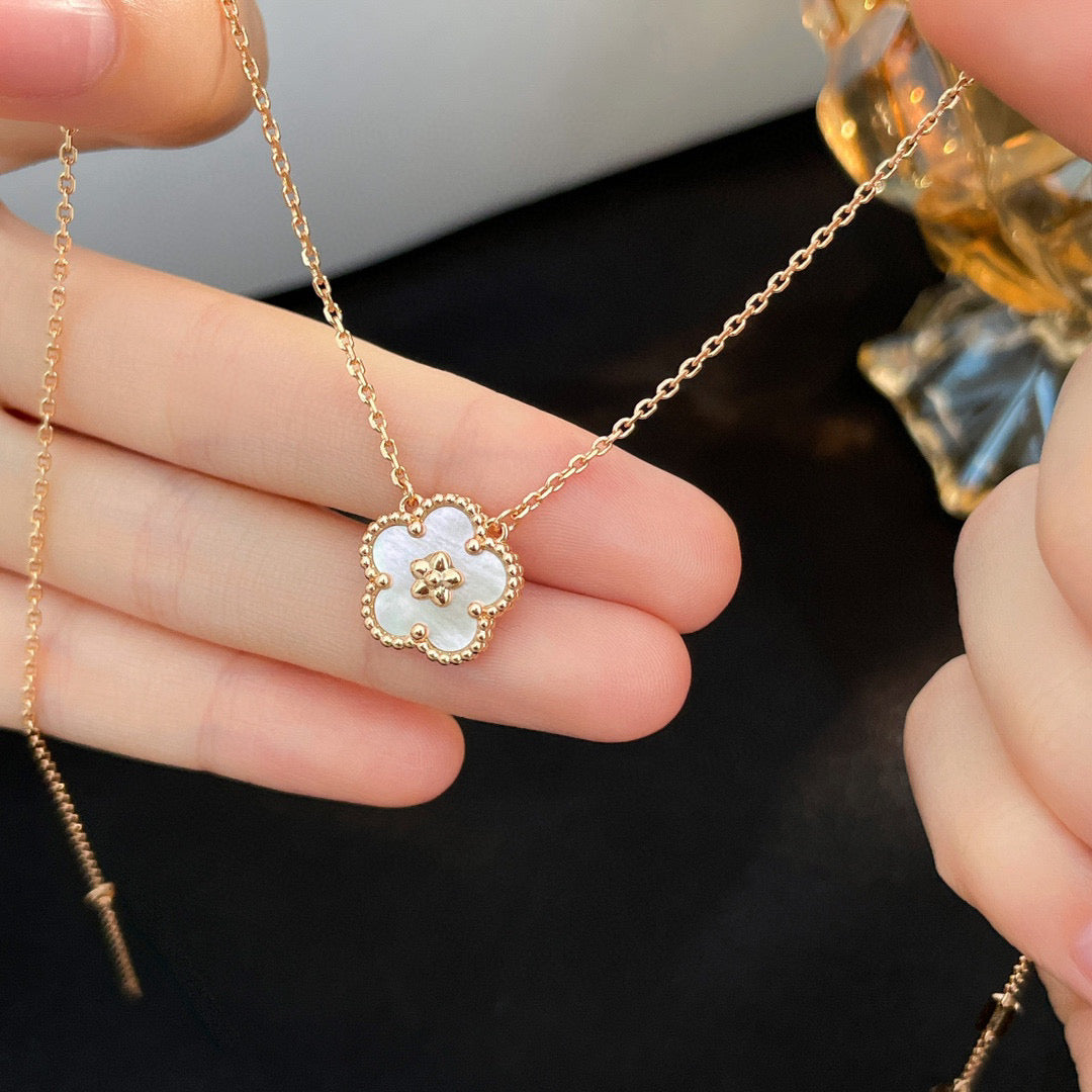 [Baslove]LUCKY  WHITE MOP  PLUM BLOSSOM NECKLACE