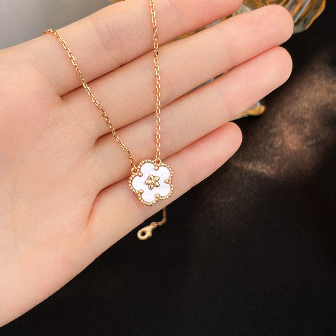 [Baslove]LUCKY  WHITE MOP  PLUM BLOSSOM NECKLACE