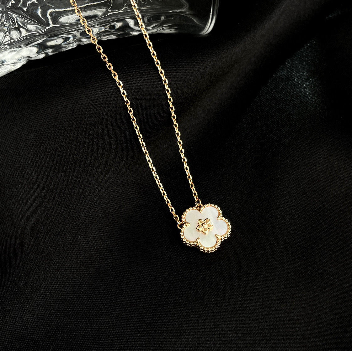 [Baslove]LUCKY  WHITE MOP  PLUM BLOSSOM NECKLACE