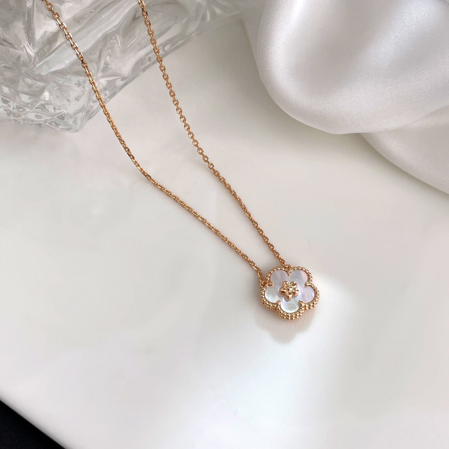 [Baslove]LUCKY  WHITE MOP  PLUM BLOSSOM NECKLACE