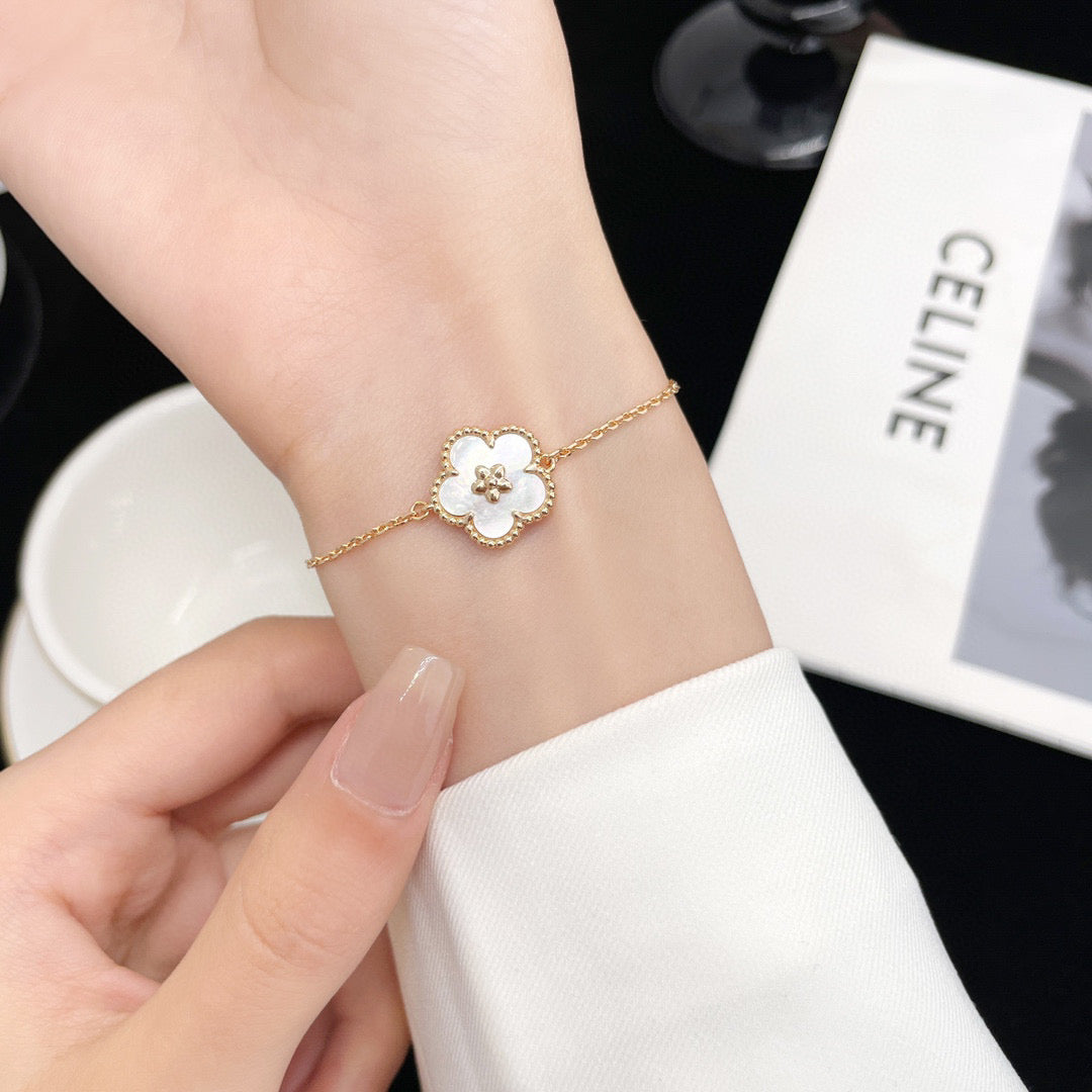 [Baslove]LUCKY WHITE MOP PLUM BLOSSOM  BRACELET