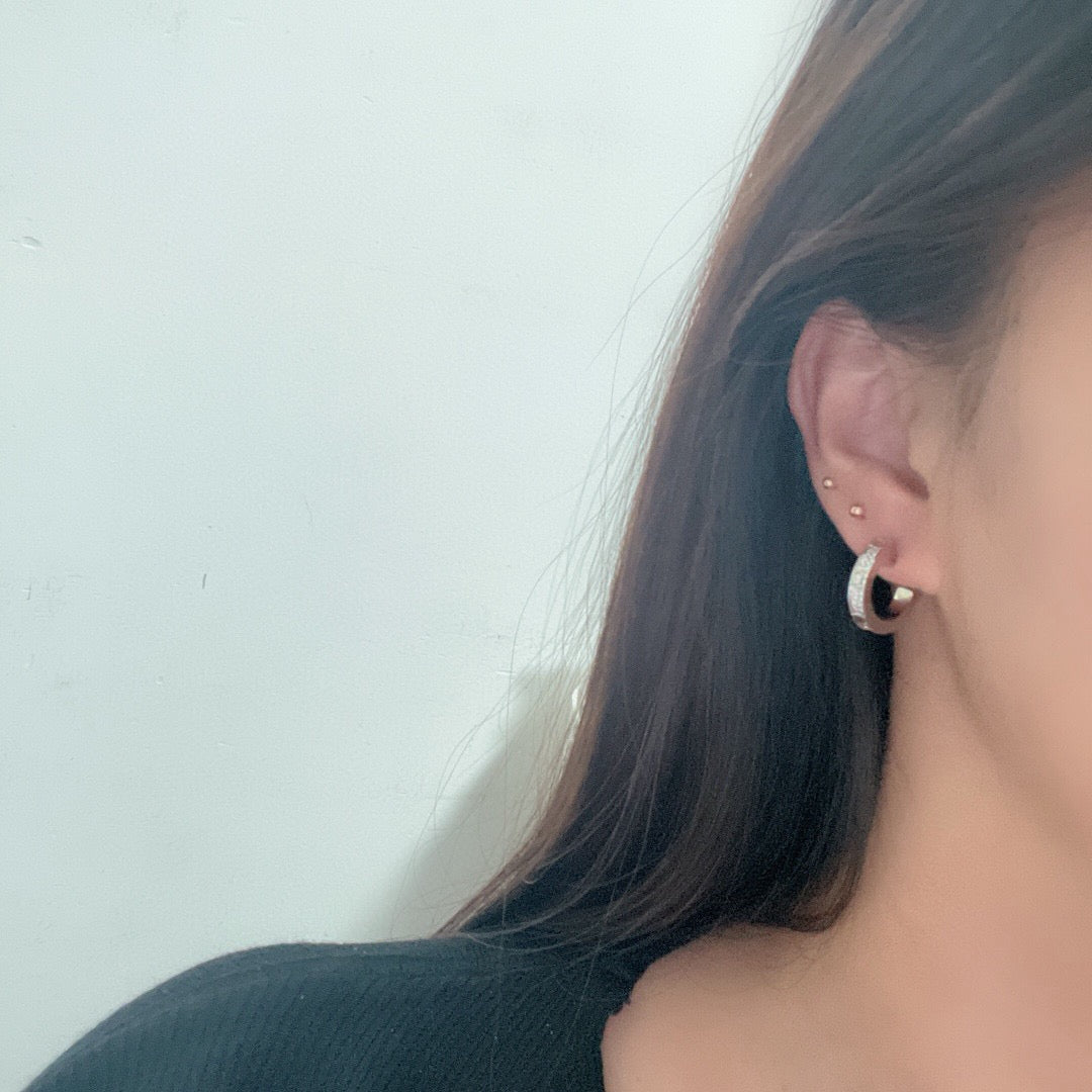[AURORA]LOVE 5.5MM DIAMOND PAVED EARRINGS