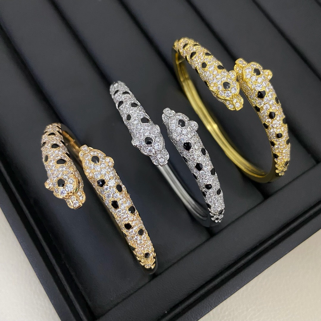 [AURORA]PANTHERE DOUBLE HEADED HALF DIAMOND OPEN BRACELET