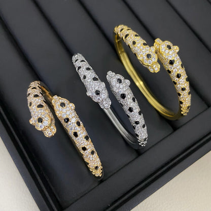 [AURORA]PANTHERE DOUBLE HEADED HALF DIAMOND OPEN BRACELET