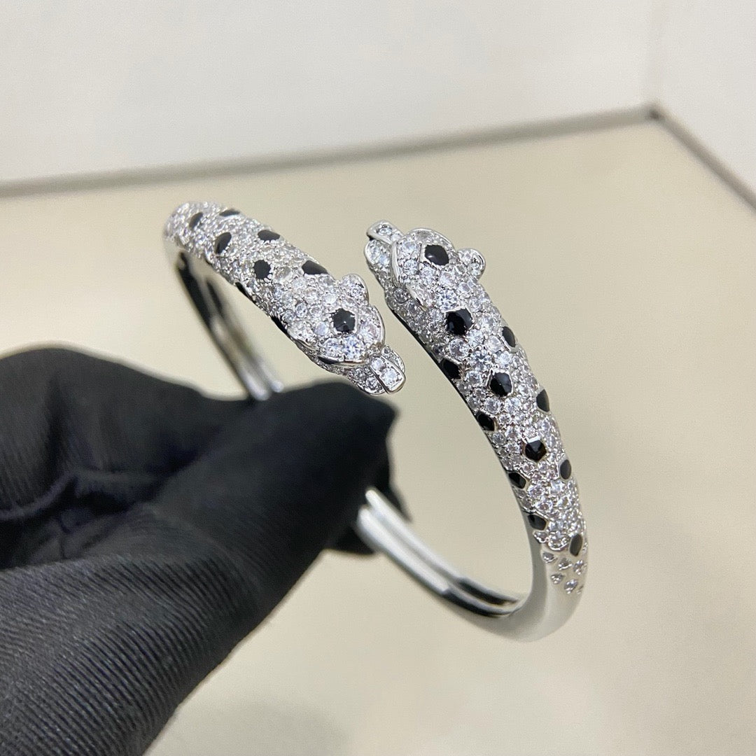 [AURORA]PANTHERE DOUBLE HEADED HALF DIAMOND OPEN BRACELET
