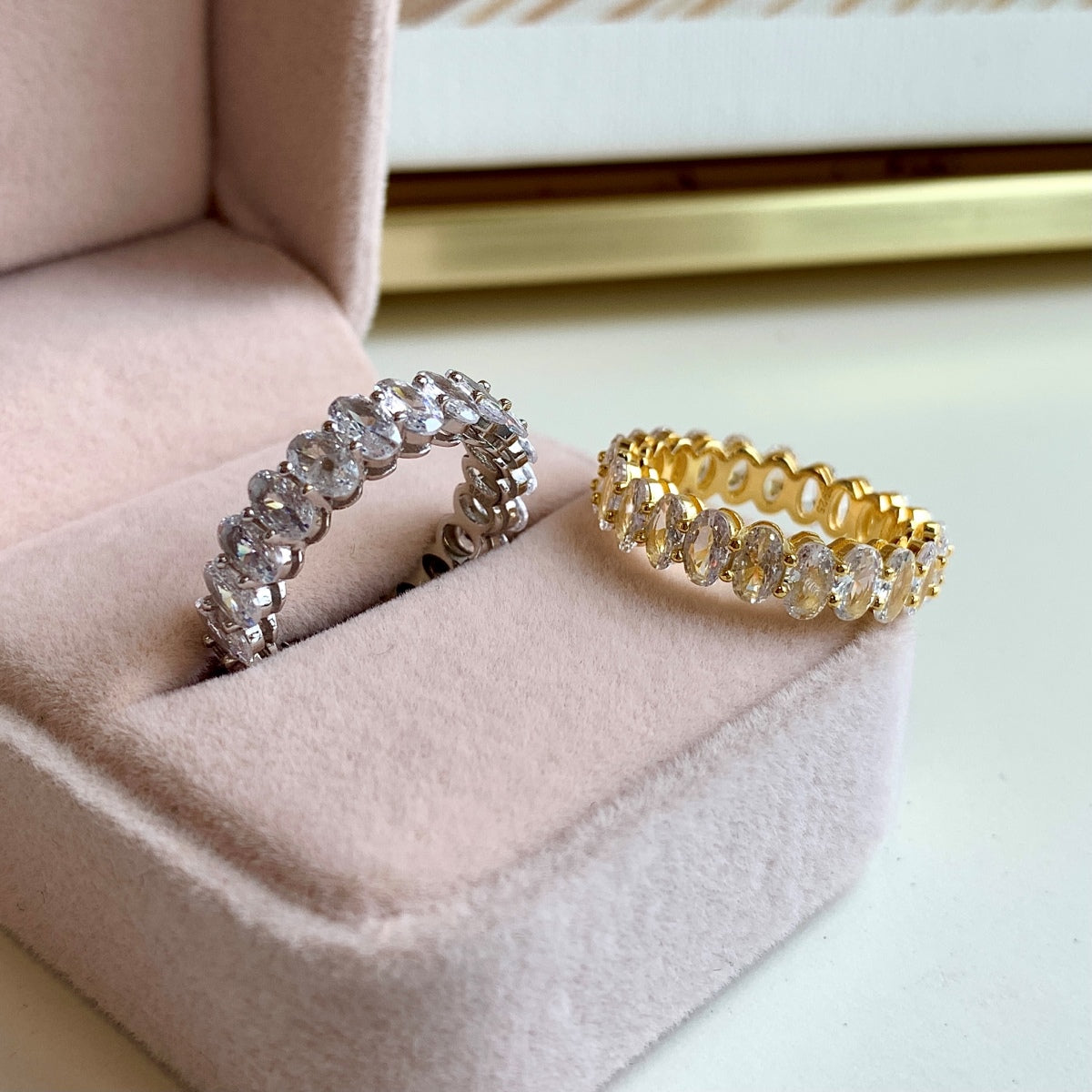 [AURORA] Verzierter Tennisring mit ovalem Schliff