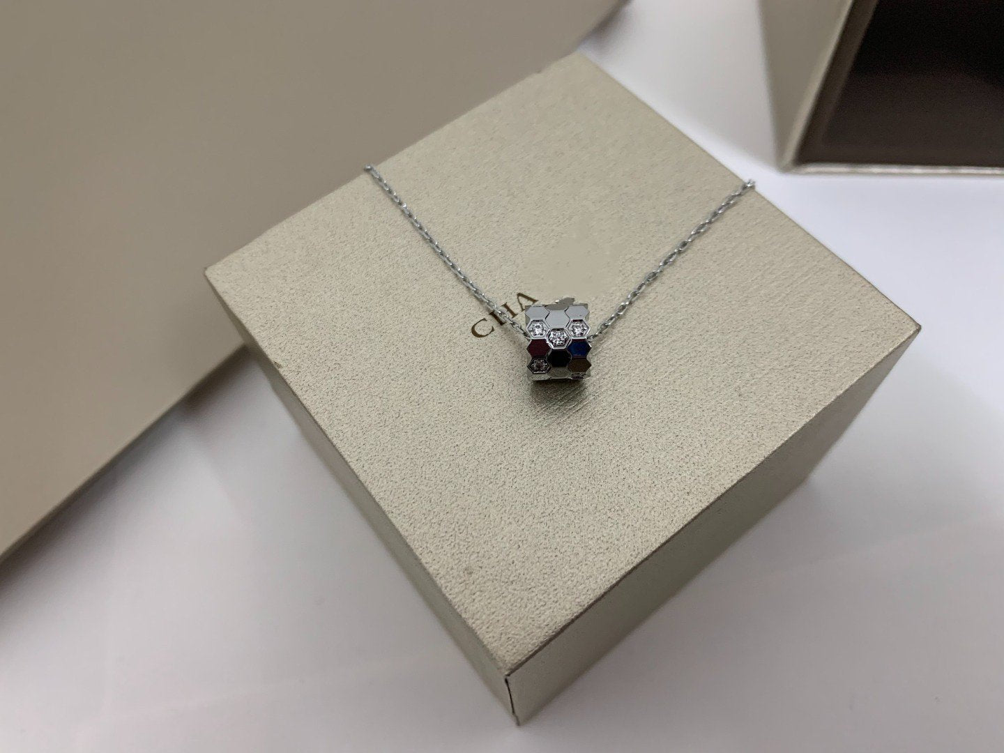 [Baslove]BEE LOVE DIAMOND NECKLACE