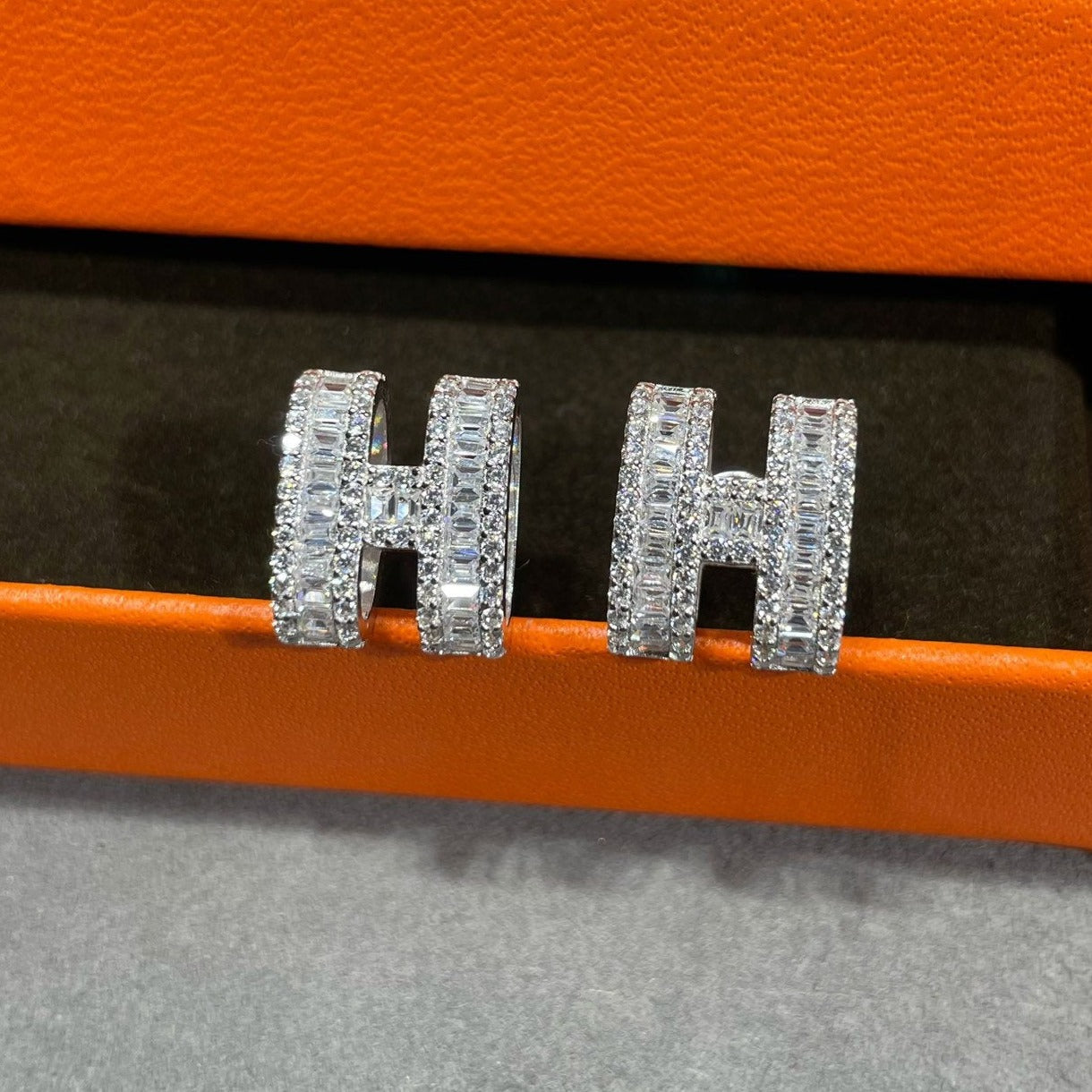 [Baslove]H STUD EARRINGS WITH SILVER DIAMONDS