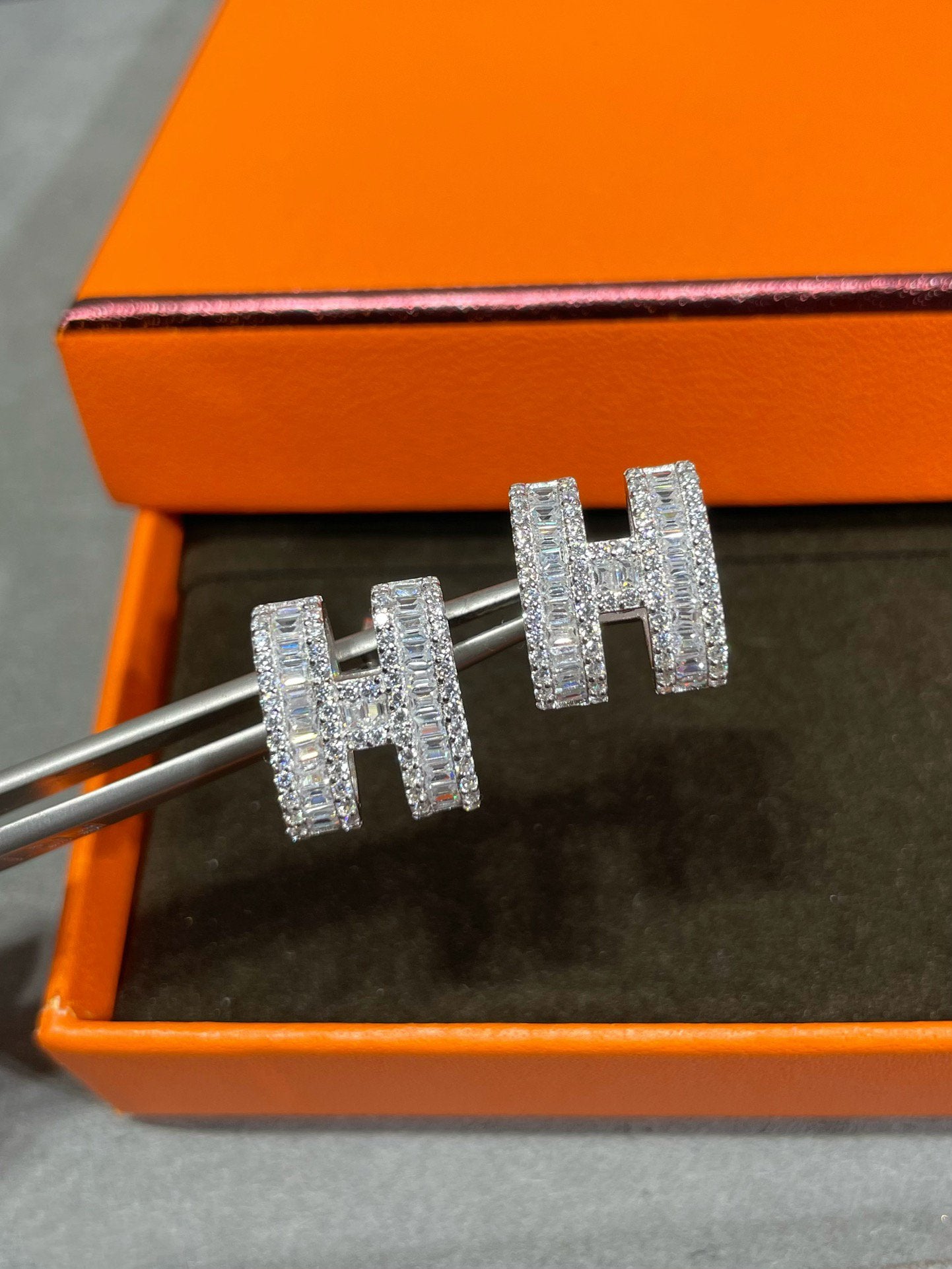 [Baslove]H STUD EARRINGS WITH SILVER DIAMONDS