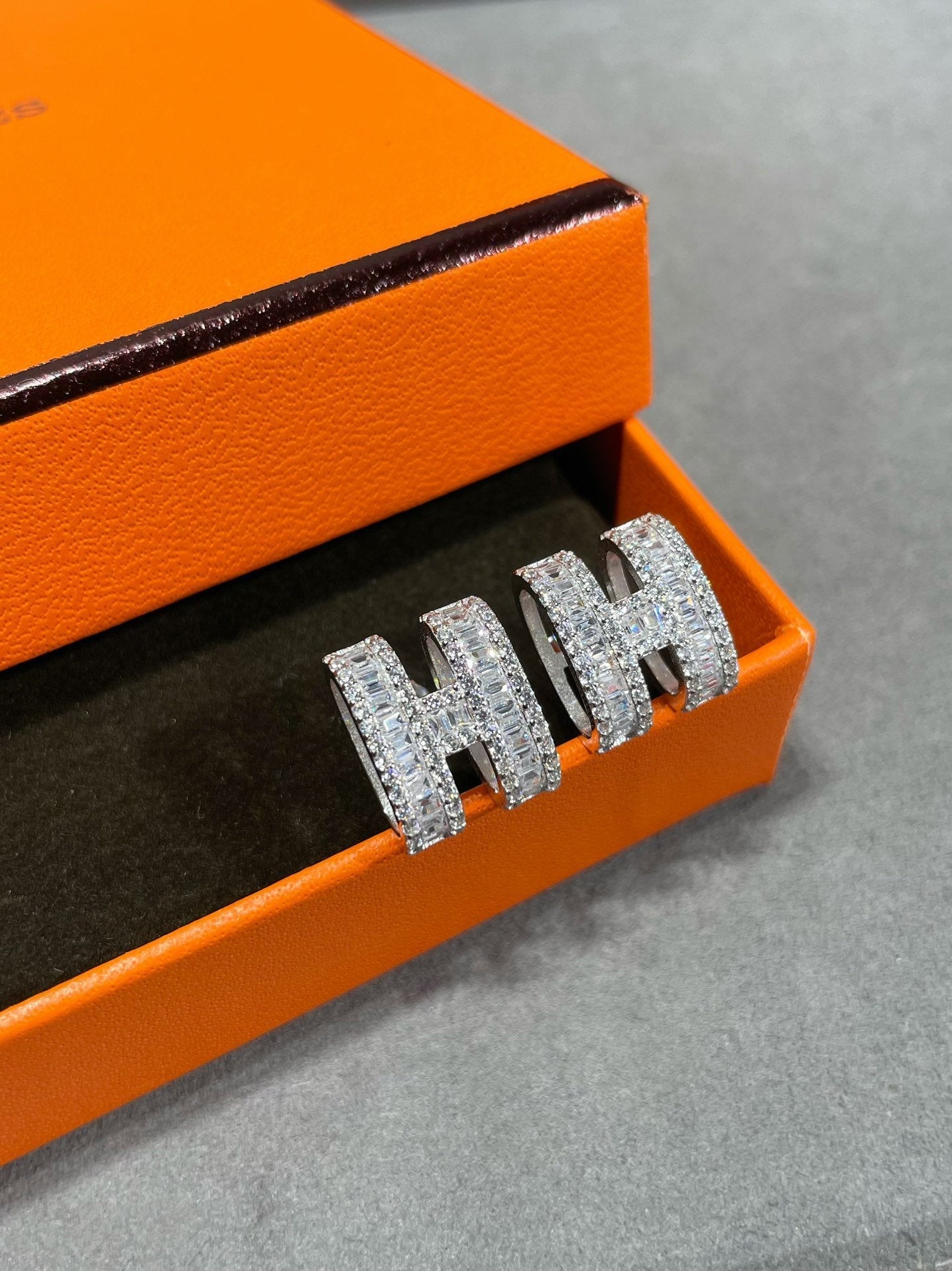 [Baslove]H STUD EARRINGS WITH SILVER DIAMONDS